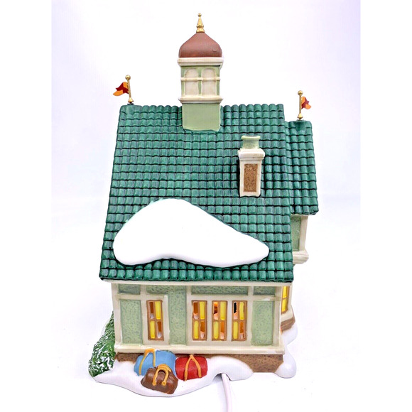 Dept 56 BERKSHIRE DOWNS CRICKET CLUB Light 2011 Dickens Village Series #4020186 - Picture 3 of 11